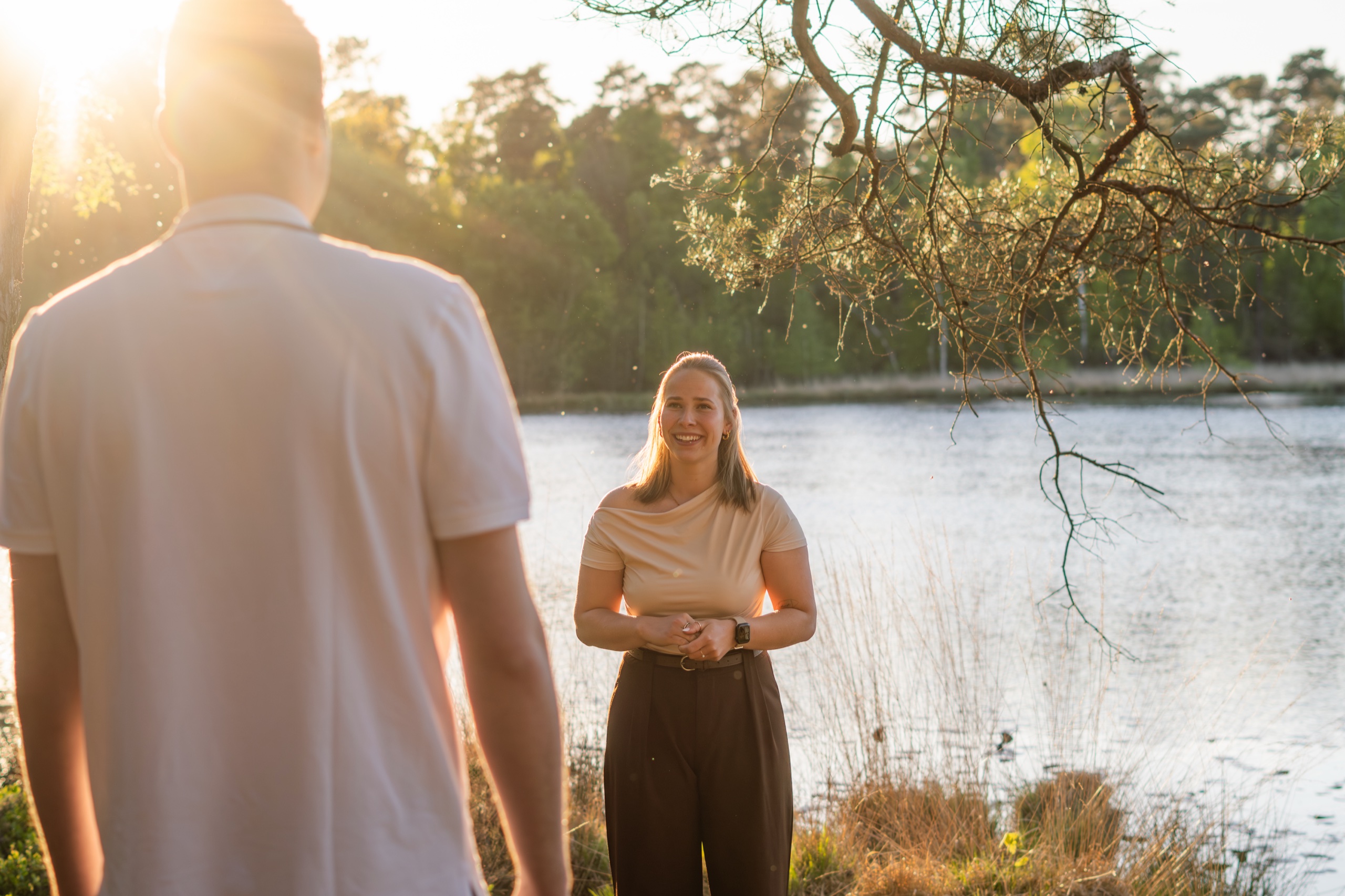 Paarshooting bei Sonnenuntergang am See – Nicola und René, aufgenommen von Hannah's Photoart, Paar- und Hochzeitsfotografin im Münsterland