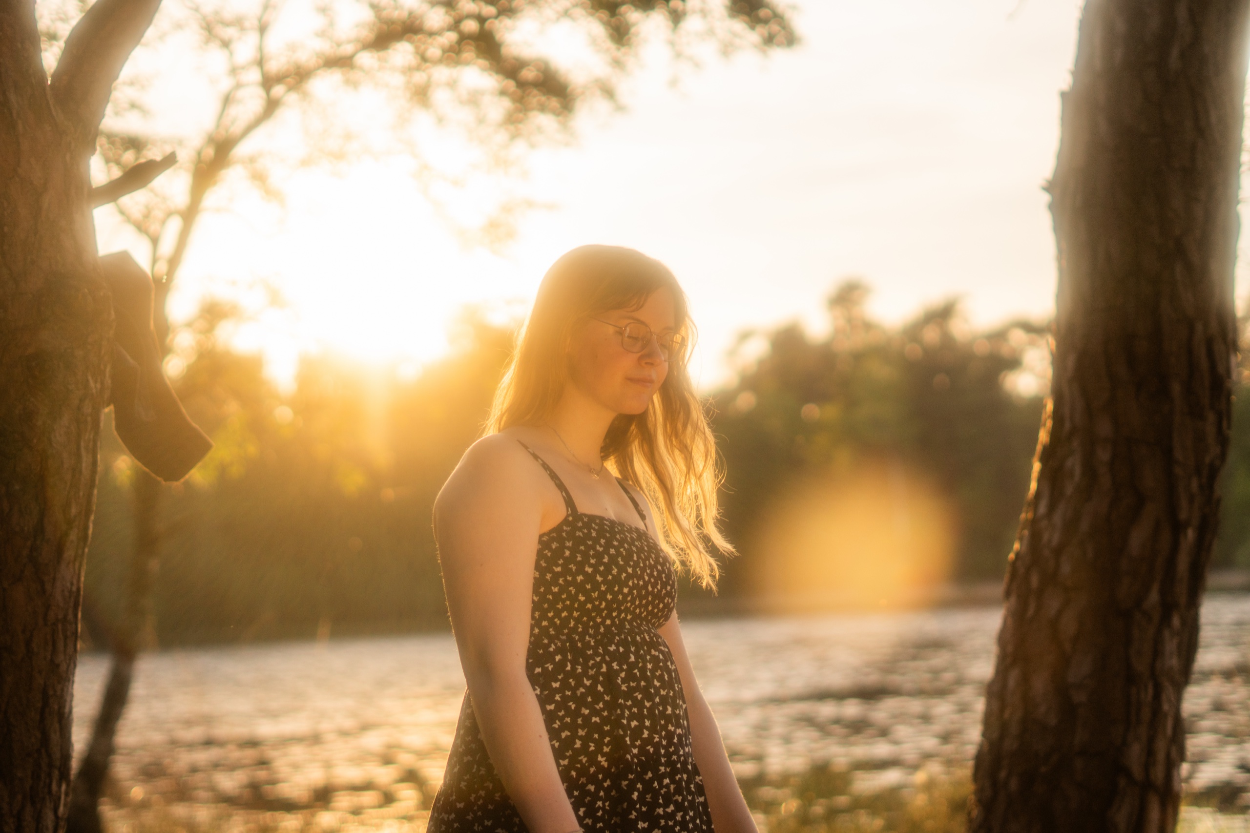 Porträt einer jungen Frau im goldenen Abendlicht am Wasser – Porträt- und Paarfotografie von Hannah's Photoart, deutschlandweit