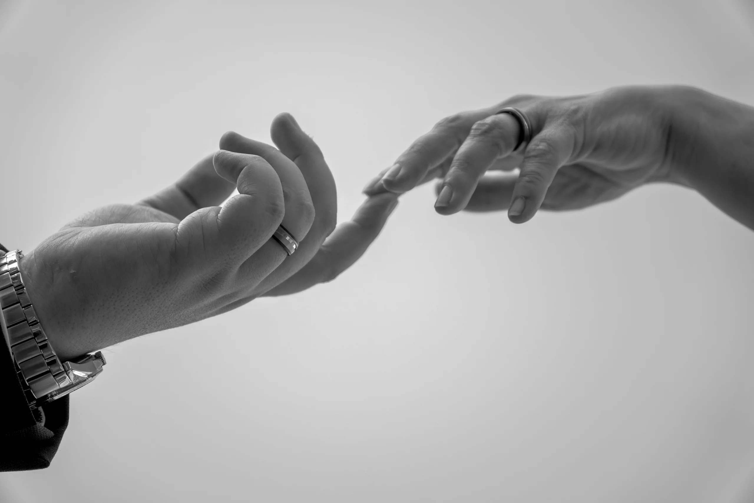 Hochzeitspaar Hand in Hand, in Schwarz-Weiß