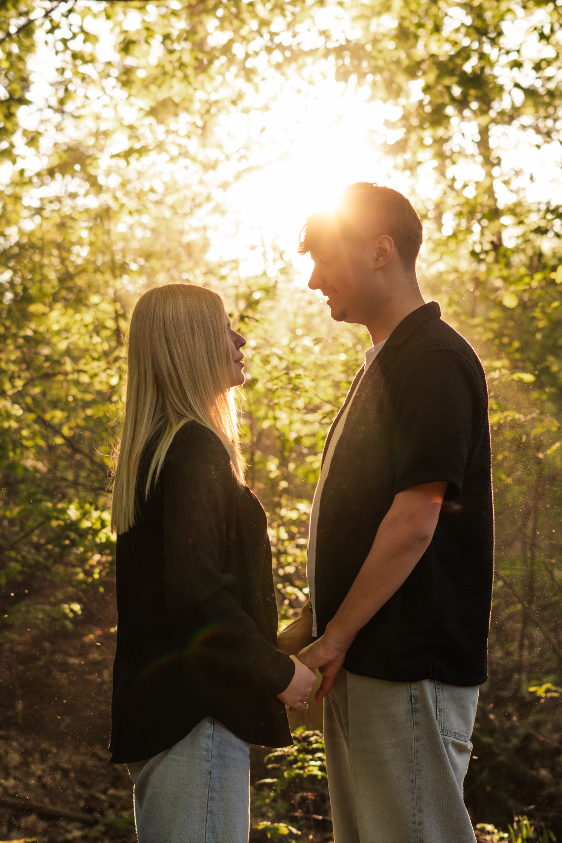 Paar im Gegenlicht bei einem Shooting mit Hannah's Photoart