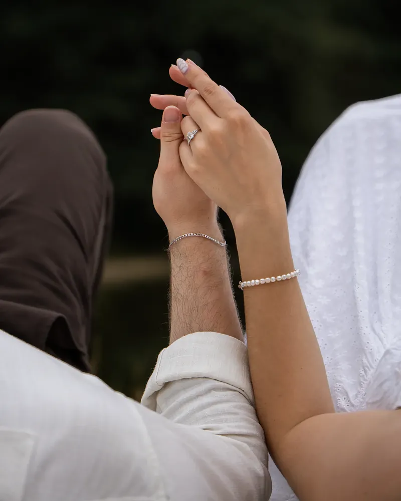 Verlobungsring in Nahaufnahme, Hand in Hand