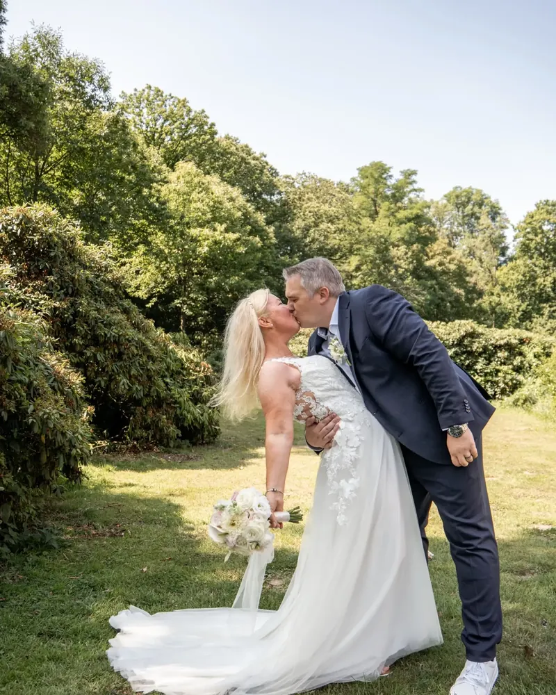 Brautpaar küsst sich im Grünen, Hochzeitsfotografie von Hannah's Photoart